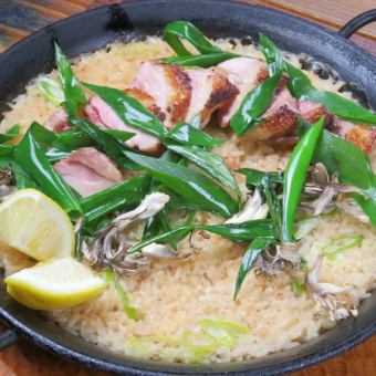 Red chicken and Kujo green onion paella