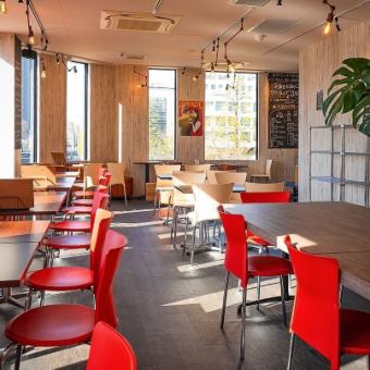 【最大80名!大人数で楽しむ立食パーティー】立食スタイルで最大80名様まで対応可能★カジュアルなパーティーから会社の懇親会、歓送迎会まで幅広くご利用いただけます。お好きな場所で自由に移動しながら楽しめるので、交流も活発に♪ビュッフェ形式でワイワイ盛り上がれる空間で、思い出に残るひとときをお届けします。