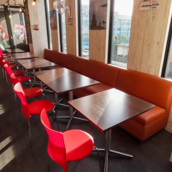 【ゆったりテーブル席】友人やご家族とのお食事にぴったりのテーブル席をご用意◎ソファ席もあり、ゆったりくつろぎながらお食事を楽しめます。落ち着いた雰囲気の中で会話も弾み、少人数のお食事から誕生日や記念日、女子会、デートまで幅広くご利用いただけます♪大切なひとときを、当店でお楽しみください!