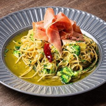 ブロッコリーと生ハムのオイルパスタ