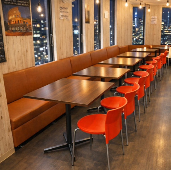 店内には、ゆったりと体を預けてリラックスできる快適なソファ席をご用意しております。親しいご友人との語らいや女子会、デートなど、周りを気にせずゆっくりと過ごしたいシーンに最適です。自慢の手作り料理やもちもちのナポリピザをシェアしながら、心地よい時間をお過ごしください。