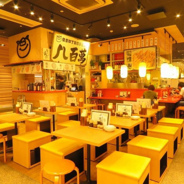 鹿児島で美味しい黒豚を育てる宮田おじちゃんの黒豚を100％使って美味しい餃子。濃厚なのに、さらりとした贅沢な脂は黒豚ならでは。ビタミンや美容成分も豊富！
