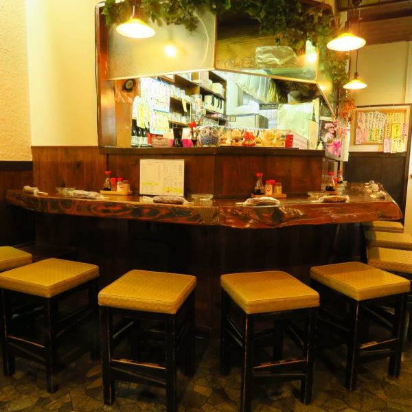 【Preparation of 8 seats for counter seat】 One person is very welcome! Counter seats have 8 seats available.Please also use it when you want to drink moistly alone or a cup of colleagues on the way home from work.We prepare handmade snacks and drinks and we are waiting for you to visit us.