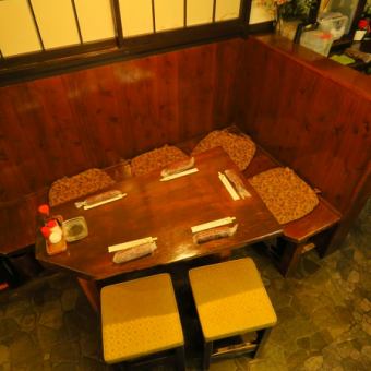 可容纳4人的桌椅。您可以在柔和的间接照明中平静地享用美食。