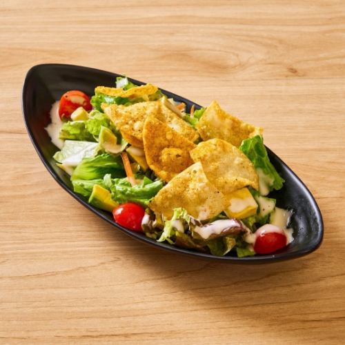 鶏ガールのシーザーサラダ（アボカド入り）