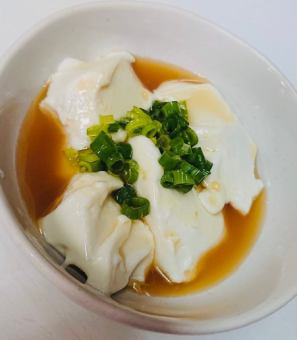 豆腐よう[Awamori pickled tofu]／じーまみ豆腐[Tofu made with peanuts and tapioca]