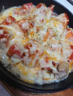 Teppanyaki grilled chicken thighs and tomatoes with cheese