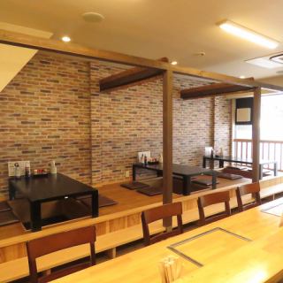 【掘りごたつテーブル席】会社の部署での小規模の飲み会や同窓会にもおすすめのお席です。おすすめの松コースはボリューム満点のお料理と2時間飲み放題がついて3000円(税込)でご用意！