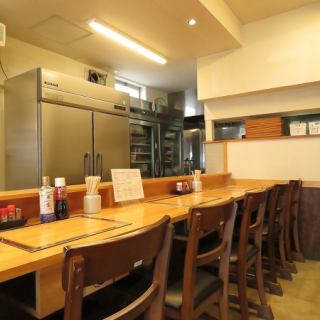 【カウンター席】カジュアルで入りやすい当店は、カウンター席をご用意しており、お一人様でのご利用も大歓迎です！