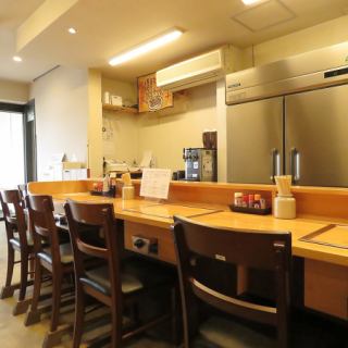 【カウンター席】仕事帰りのサク飲みにもぴったりなカウンター席です。価格もリーズナブルなので、お財布に優しいのがうれしい◎