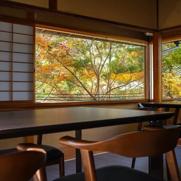 有馬温泉での大切なひとときを、より静かに、より贅沢に。当店の2階は個室での利用も可能となっており、周りを気にせずお食事をお楽しみいただけます。自然の美しさと季節の移ろいを心ゆくままに味わうことの出来る眺望、小鍋や御膳をゆったりと囲みながら旅の余韻に浸る特別な時間をお過ごしください。