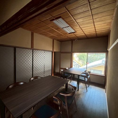 <p>心を癒す日常から離れたひとときをお楽しみください。窓からは美しい自然が広がり、四季の移ろいを感じられます。提供される料理は丁寧に仕上げられたものばかりで、口に運ぶごとに豊かな旨味が広がります。酒と肴の絶妙な組み合わせが、心を和ませる特別な時間を演出します。</p>