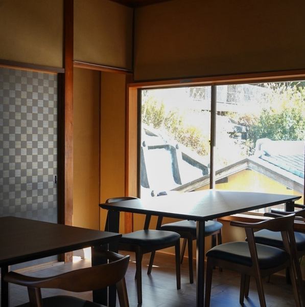 静かで穏やかに過ごす和の時間が流れる空間です。窓から差し込む自然の光が心地よい雰囲気を醸し出しています。ここでは旬を感じる料理と選りすぐりの酒が訪れる人々を魅了します。静けさに寄り添う味わいは特別なひとときを演出し、記憶に残る体験になることでしょう。