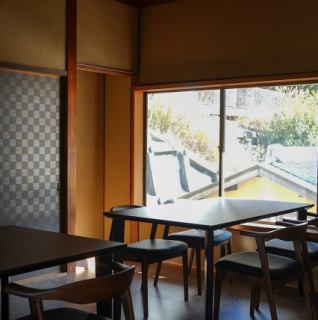 テーブル席は少人数のご友人との集まりや、仕事仲間との会食などにもぴったりです。快適な和の空間でお食事を楽しみながら、素敵なひとときをお過ごしください。