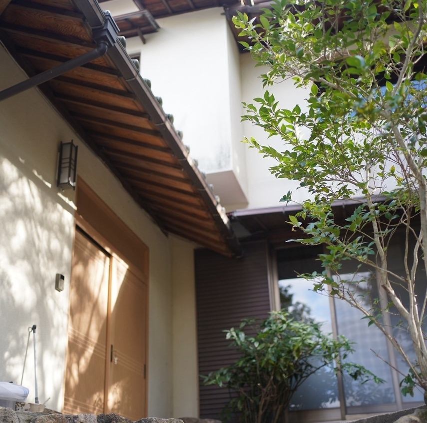 有馬温泉の静かな一角で自然の景色を眺めながら心温まる和の時間をお過ごしください。