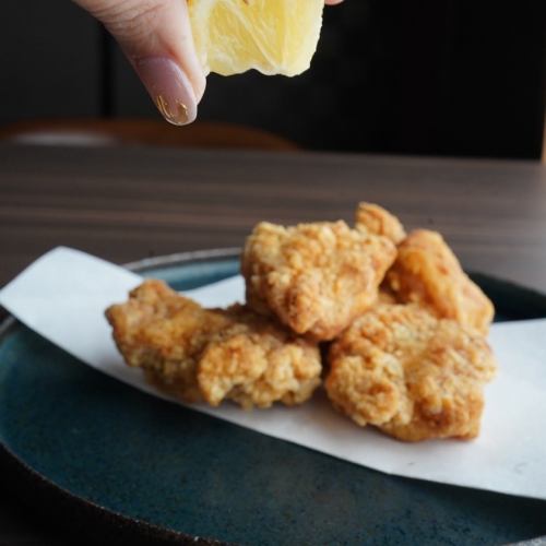 大きな鶏の唐揚げ