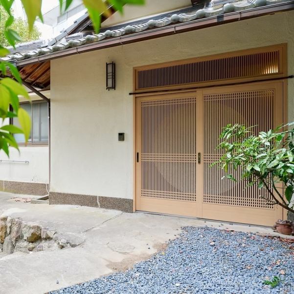 有馬温泉での大切なひとときを、より静かに、より贅沢に。自然の美しさと季節の移ろいを心ゆくままに味わうことの出来る眺望、御食事をゆったりと囲みながら旅の余韻に浸る特別な時間をお過ごしください。お昼は火鍋膳/夜は創作居酒屋として、こだわりの料理の数々をご堪能ください。