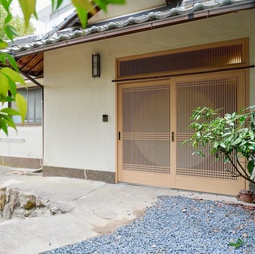<p>有馬温泉での大切なひとときを、より静かに、より贅沢に。自然の美しさと季節の移ろいを心ゆくままに味わうことの出来る眺望、御食事をゆったりと囲みながら旅の余韻に浸る特別な時間をお過ごしください。お昼は火鍋膳/夜は創作居酒屋として、こだわりの料理の数々をご堪能ください。</p>