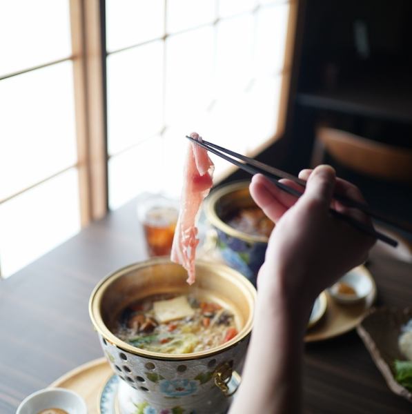 心を癒す、日常から離れたひとときをお楽しみください。窓からは美しい自然が広がり、四季の移ろいを感じられます。提供される料理は丁寧に仕上げられたものばかりで、口に運ぶごとに豊かな旨味が広がります。酒と肴の絶妙な組み合わせが、心を和ませる特別な時間を演出します。