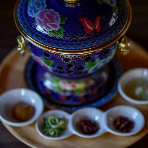 用精美餐具享用火锅