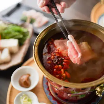 【ディナー】身体ととのう、薬膳火鍋膳 ─兵庫の豚、二種の彩り─