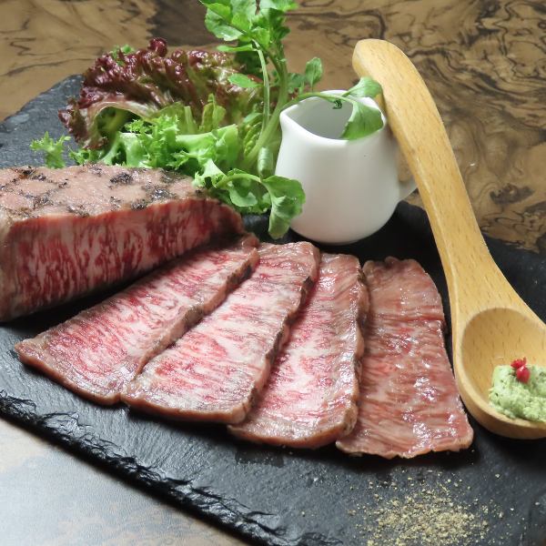 お肉料理も◎　宮崎牛のイチボ炭焼きタタキ