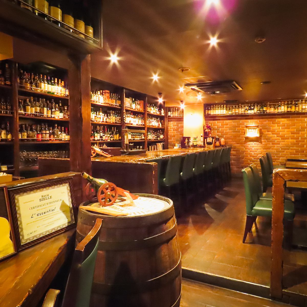 ゆったりとした空気が流れる隠れ家的なバー。大人数での宴会受付も絶賛受付中です。