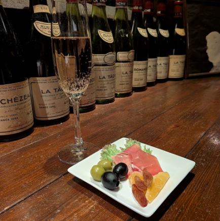 在银座一家隐藏的宝藏餐厅举杯畅饮：两杯自选饮品和一份小吃套餐