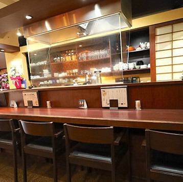 落ち着いた雰囲気の店内は、お子様連れから大人まで幅広く利用できる居心地の良さが魅力♪カウンターでおひとり様、ご家族や友人と半個室、大人数の宴会までシーンに合わせて楽しめます◎6名様以上ならコース＋飲み放題も！