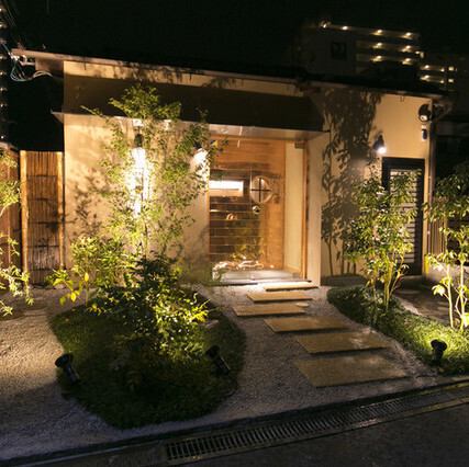 ≪アクセス・外観≫ ＪＲ草津(滋賀)駅東出口より徒歩約5分と駅から抜群のアクセス◎店内は落ち着いた照明が心地よい雰囲気を演出し、友人との会話や一人飲みにも最適。手際よく食材を扱う姿や料理が完成していく様子を間近で楽しめるのは、朧ならではの特別な体験です。また、個室もございますのそちらもご利用ください！