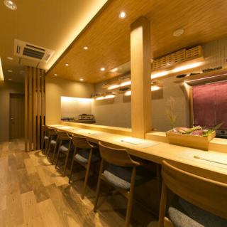 カウンター席の前で繰り広げられるライブ感あふれる調理風景は、食事の楽しさを一層引き立てます。カウンター席は、絶妙なタイミングでお食事やお飲物をご提供させて頂きます！スタッフと会話を楽しむのも良し。1人でしっぽり飲むのも良し◎