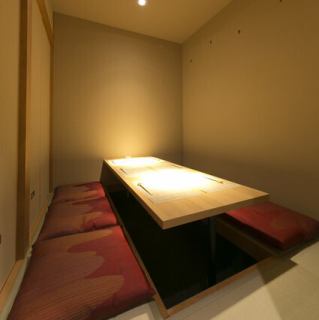 大人気の個室は、ご家族の行事など、小さいお子様連れも安心。女子会やご友人との飲み会にもおすすめ！ご予約ですぐに埋まってしまう大人気のお席となっております。まずはお気軽にお問い合わせください。プライベートな空間で存分にお寛ぎください。