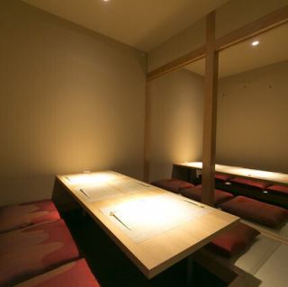 周囲を気にせずお過ごしいただけるお座敷タイプの個室は12名様までご利用可能◎スタイリッシュな空間でゆったりとプライベートなご宴会をお楽しみください。少人数様向けの個室は気の知れた仲間との飲み会や外せない接待など幅広いシーンにご利用頂けます。