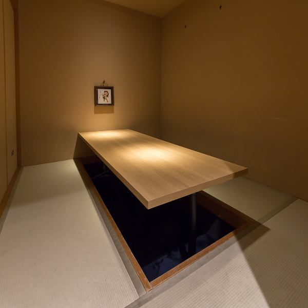 ≪完全個室≫ 8名様以上の宴会時は2部屋をつなげてご利用いただけます。少人数宴会やご家族での集まりなどにもおすすめ◎扉付きの完全個室席なので隣を気にせずお話したり、大事な日に雰囲気を大切にご宴会をお楽しみ頂けます！少人数様向けの個室は、気の知れた仲間との飲み会など幅広いシーンにご利用くださいませ。