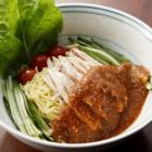 【夏季限定】清爽夏日美食：棒棒雞肉冷麵，醬料任您選擇。