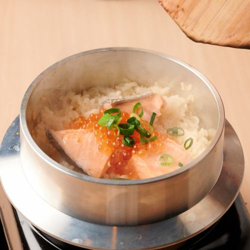  鮭といくらの絶品土鍋ご飯