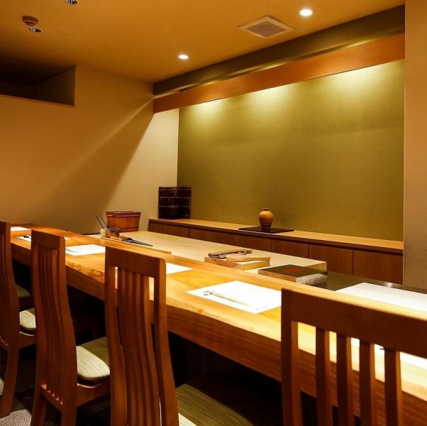 We are open with 10 counter seats.Enjoy our signature dishes from a special seat where you can watch the chef's skills right in front of your eyes.The sushi will be made and served right in front of you, so even single customers can feel free to use it.We look forward to your visit.