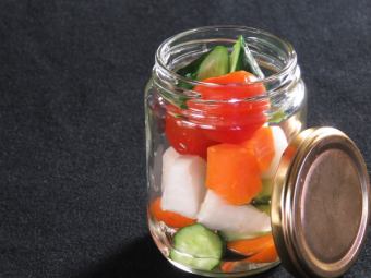 清爽的瓶装泡菜