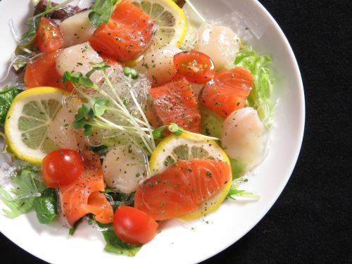 鮮やか！サーモンとホタテのコーラルカルパッチョ