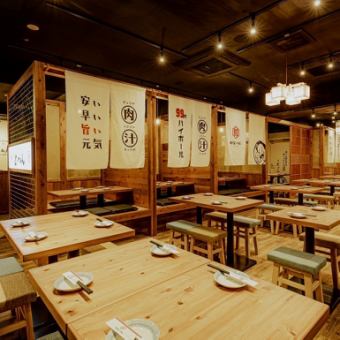 サクッとハイボール99円を一杯飲むのにも最適なのがオープン席！居心地良いかっこいい空間なのにコスパ抜群！もちろん連結可能なので団体様の貸切スペースとしてもご利用可能！