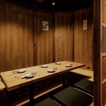 使い勝手抜群！2名×1卓,6名×1卓のゆったり寛げるベンチシートのお席もご用意☆デートや女子会などに是非ご利用ください！