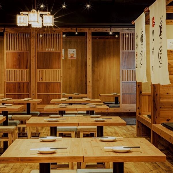 【新宿駅周辺の仲間内飲み会は自信あり◎】飲み放題付きコース2500円～。飲み放題555円～！！空間よし、味良し、ドリンク早い！そんなお店を全員で目指しています！新宿駅での女子会、合コン、会社宴会、仲間との飲み会は餃子酒場 肉汁とっつぁん新宿歌舞伎町店にお任せ◎海鮮、餃子、お肉料理など豊富に揃えております！