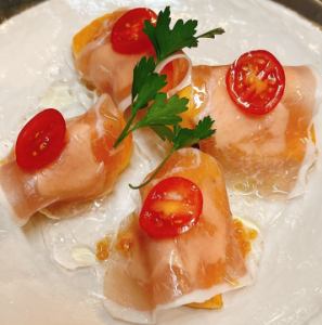 季節のフルーツの生ハム巻き（イチヂク、白桃、柿）