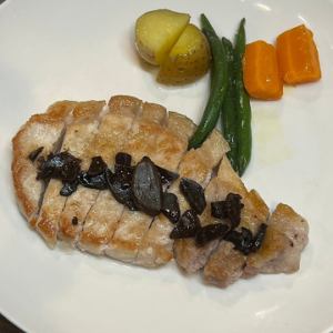 三元豚ロースのソテー　黒ニンニクソース