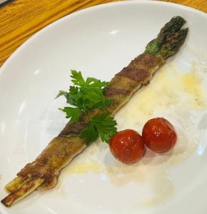 Grilled green asparagus wrapped in pork belly (Kagoshima black pork)