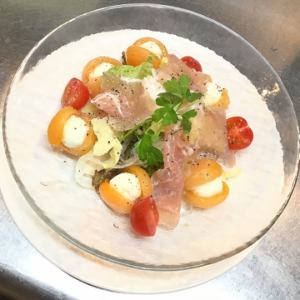 Prosciutto, apricot and mozzarella cheese salad