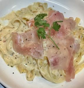 Creamy pasta topped with prosciutto (flat noodles)