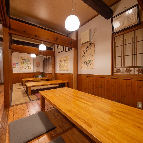 ≪個室≫ 6席×4部屋のプライベート空間で心ゆくまでお食事を楽しめます。和の趣を感じる落ち着いた雰囲気の中で友人や家族との特別なひとときを過ごせるのが魅力。周囲を気にせずお話ができるのもポイント。季節の料理を囲みながら、ゆったりとした時間をお楽しみください。大切な人との思い出作りに最適。