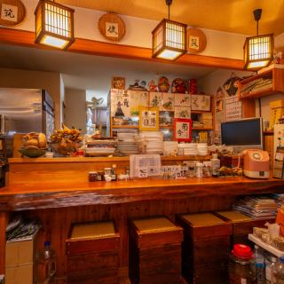 カウンター席はお一人様はもちろん、肩を並べて座れるので、デート、友人との語らいにも最適なお席です。リラックスした雰囲気の中で自分のペースで食事をお楽しみください。