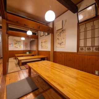 落ち着いた雰囲気の4名様用座敷席をご用意しております。どこか懐かしい和の趣を感じる空間で、ゆっくりと友人や家族との楽しく心温まるひとときをお過ごしください。お子様連れにも◎